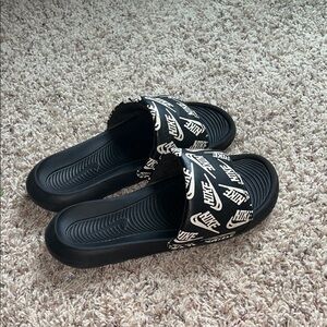 Nike Black Slide Sandals (Woman’s 8) (Men’s 7)